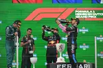 Foto zur News: Fernando Alonso (Aston Martin), Max Verstappen (Red Bull) und Pierre Gasly (Alpine)