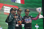 Foto zur News: Fernando Alonso (Aston Martin), Max Verstappen (Red Bull) und Pierre Gasly (Alpine)