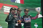 Foto zur News: Fernando Alonso (Aston Martin), Max Verstappen (Red Bull) und Pierre Gasly (Alpine)