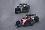 Foto zur News: Carlos Sainz (Ferrari) und Lewis Hamilton (Mercedes)