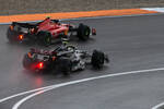Foto zur News: Carlos Sainz (Ferrari) und Lewis Hamilton (Mercedes)