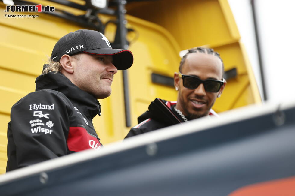 Foto zur News: Valtteri Bottas (Alfa Romeo) und Lewis Hamilton (Mercedes)