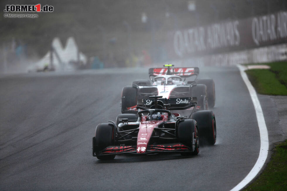 Foto zur News: Valtteri Bottas (Alfa Romeo) und Nico Hülkenberg (Haas)