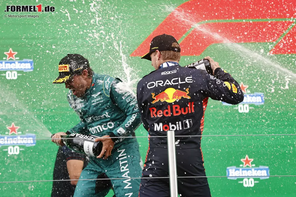 Foto zur News: Max Verstappen (Red Bull) und Fernando Alonso (Aston Martin)