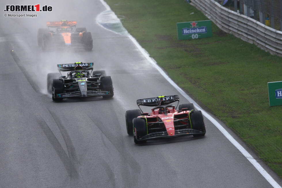 Foto zur News: Carlos Sainz (Ferrari), Lewis Hamilton (Mercedes) und Lando Norris (McLaren)