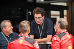 Foto zur News: Mattia Binotto mit Ferrari-Mitarbeitern