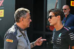 Foto zur News: Pirelli-Sportchef Mario Isola mit George Russell (Mercedes)