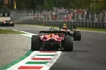 Foto zur News: Sergio Perez (Red Bull) und Carlos Sainz (Ferrari)