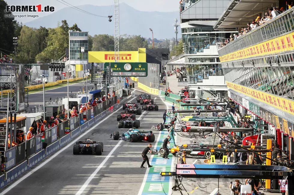 Foto zur News: Fernando Alonso (Aston Martin) und Oscar Piastri (McLaren)