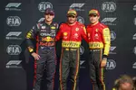 Foto zur News: Max Verstappen (Red Bull), Carlos Sainz (Ferrari) und Charles Leclerc (Ferrari)