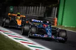 Foto zur News: Esteban Ocon (Alpine) und Lando Norris (McLaren)