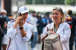 Foto zur News: Mick Schumacher (Mercedes) mit Sabine Kehm