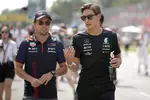 Foto zur News: Sergio Perez (Red Bull) und George Russell (Mercedes)