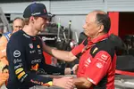 Foto zur News: Max Verstappen (Red Bull) und Frederic Vasseur (Ferrari)