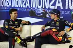 Foto zur News: Sergio Perez (Red Bull) und Max Verstappen (Red Bull)