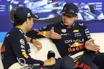 Foto zur News: Sergio Perez (Red Bull) und Max Verstappen (Red Bull)