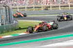 Foto zur News: Carlos Sainz (Ferrari) und Max Verstappen (Red Bull)