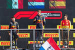 Foto zur News: Max Verstappen (Red Bull), Sergio Perez (Red Bull) und Carlos Sainz (Ferrari)