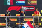 Foto zur News: Max Verstappen (Red Bull), Sergio Perez (Red Bull) und Carlos Sainz (Ferrari)