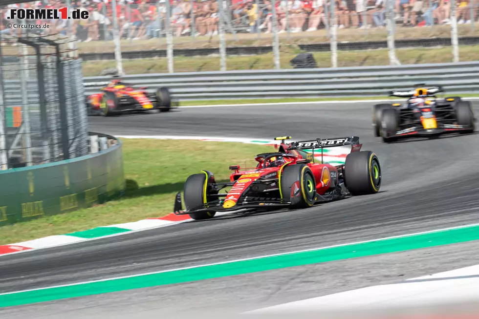 Foto zur News: Carlos Sainz (Ferrari) und Max Verstappen (Red Bull)