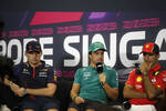 Foto zur News: Max Verstappen (Red Bull), Fernando Alonso (Aston Martin) und Carlos Sainz (Ferrari)