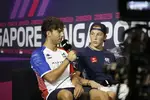 Foto zur News: Pierre Gasly (Alpine) und Liam Lawson (AlphaTauri)