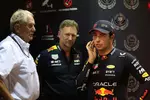 Foto zur News: Helmut Marko, Christian Horner und Sergio Perez (Red Bull)