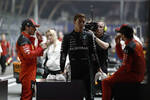 Foto zur News: Carlos Sainz (Ferrari), George Russell (Mercedes) und Charles Leclerc (Ferrari)