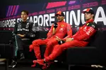 Foto zur News: George Russell (Mercedes), Carlos Sainz (Ferrari) und Charles Leclerc (Ferrari)