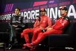 Foto zur News: George Russell (Mercedes), Carlos Sainz (Ferrari) und Charles Leclerc (Ferrari)