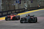 Foto zur News: George Russell (Mercedes) und Charles Leclerc (Ferrari)