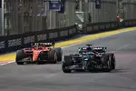 Foto zur News: George Russell (Mercedes) und Charles Leclerc (Ferrari)