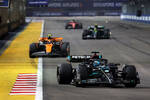 Foto zur News: George Russell (Mercedes), Lando Norris (McLaren) und Lewis Hamilton (Mercedes)