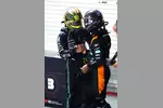 Foto zur News: Lando Norris (McLaren) und Lewis Hamilton (Mercedes)