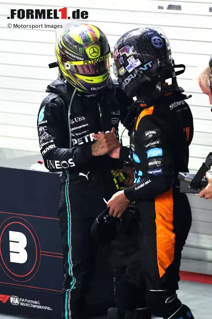 Foto zur News: Lando Norris (McLaren) und Lewis Hamilton (Mercedes)