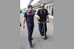 Foto zur News: Sergio Perez (Red Bull) und Lewis Hamilton (Mercedes)
