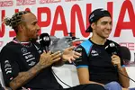 Foto zur News: Lewis Hamilton (Mercedes) und Esteban Ocon (Alpine)