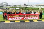 Foto zur News: Sebastian Vettel mit den Formel-1-Fahrern 2023 vor seinen neuen Insektenhotels in Suzuka