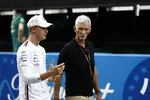 Foto zur News: Mick Schumacher (Mercedes) mit Damon Hill