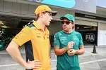 Foto zur News: Oscar Piastri (McLaren) und Fernando Alonso (Aston Martin)