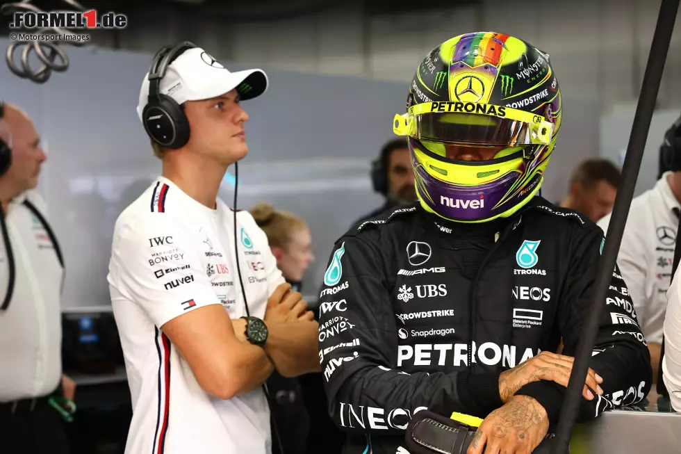 Foto zur News: Mick Schumacher und Lewis Hamilton (Mercedes)