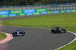 Foto zur News: Pierre Gasly (Alpine) und Lewis Hamilton (Mercedes)