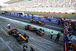 Foto zur News: Oscar Piastri (McLaren), Max Verstappen (Red Bull) und Lando Norris (McLaren)
