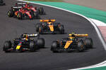 Foto zur News: Max Verstappen (Red Bull), Lando Norris (McLaren), Oscar Piastri (McLaren) und Charles Leclerc (Ferrari)
