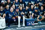 Foto zur News: Christian Horner, Max Verstappen (Red Bull) und Sergio Perez (Red Bull)