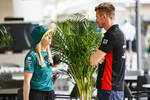 Foto zur News: Jessica Hawkins (Aston Martin) und Nico Hülkenberg (Haas)