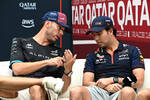 Foto zur News: Pierre Gasly (Alpine) und Sergio Perez (Red Bull)