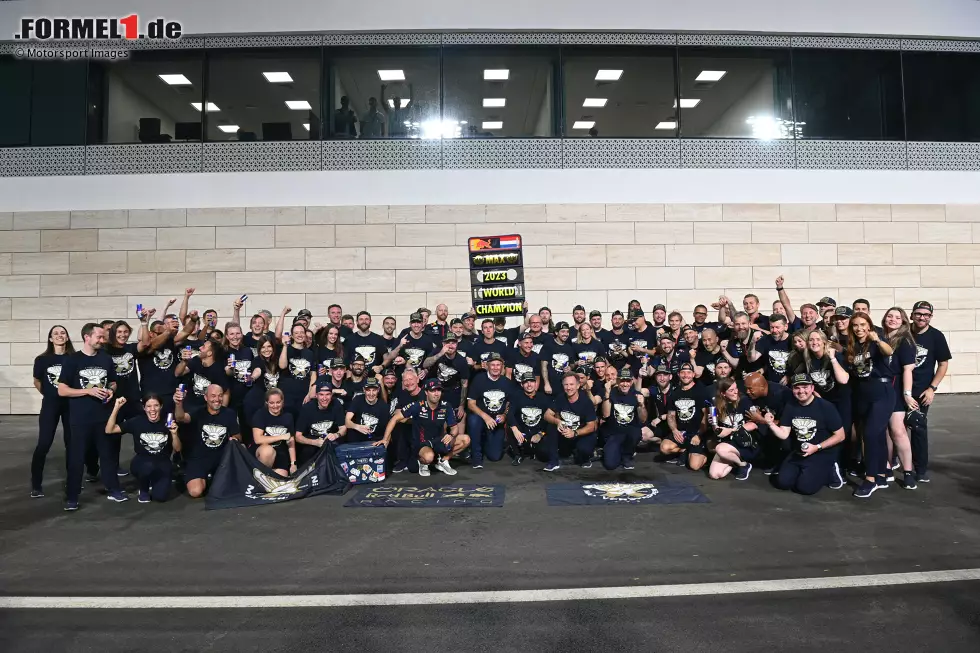 Sergio Perez (Red Bull), Helmut Marko, Max Verstappen (Red Bull), Christian Horner und Adrian Newey Foto zur News: Sergio Perez (Red Bull), Helmut Marko, Max Verstappen (Red Bull), Christian Horner und Adrian Newey