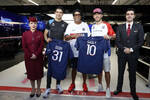 Foto zur News: Esteban Ocon (Alpine) und Pierre Gasly (Alpine) mit Ronaldinho