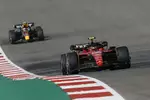 Foto zur News: Carlos Sainz (Ferrari) und Sergio Perez (Red Bull)